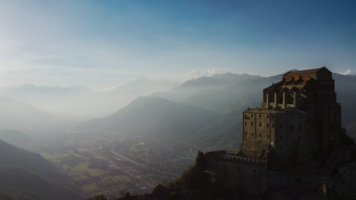 Luoghi misteriori d’Italia: tutto sull’Abbazia che sembra sfidare le leggi della fisica!