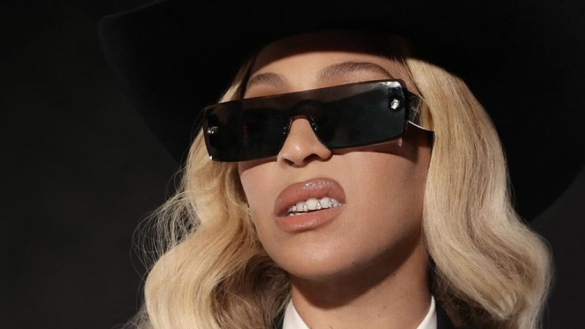 Beyoncé posa in déshabillé per il lancio del suo Album in edizione limitata