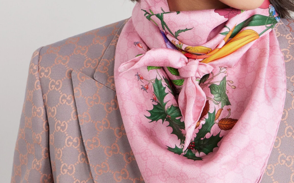 I foulard floreali sono l’accessorio evergreen di Primavera