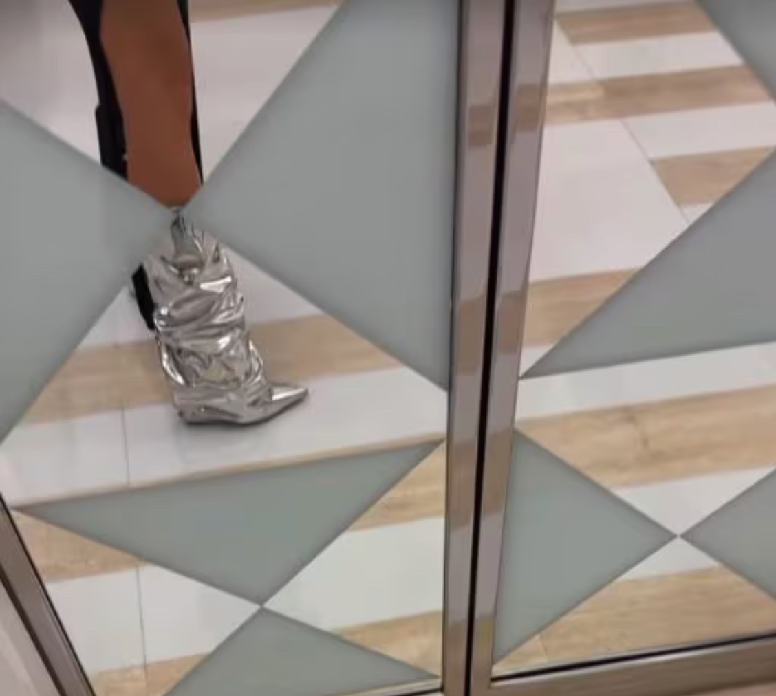 Galleria foto 'Ilary Blasi sfoggia gli Stivali deluxe con particolare effetto a specchio, quanto costano?' - foto 1