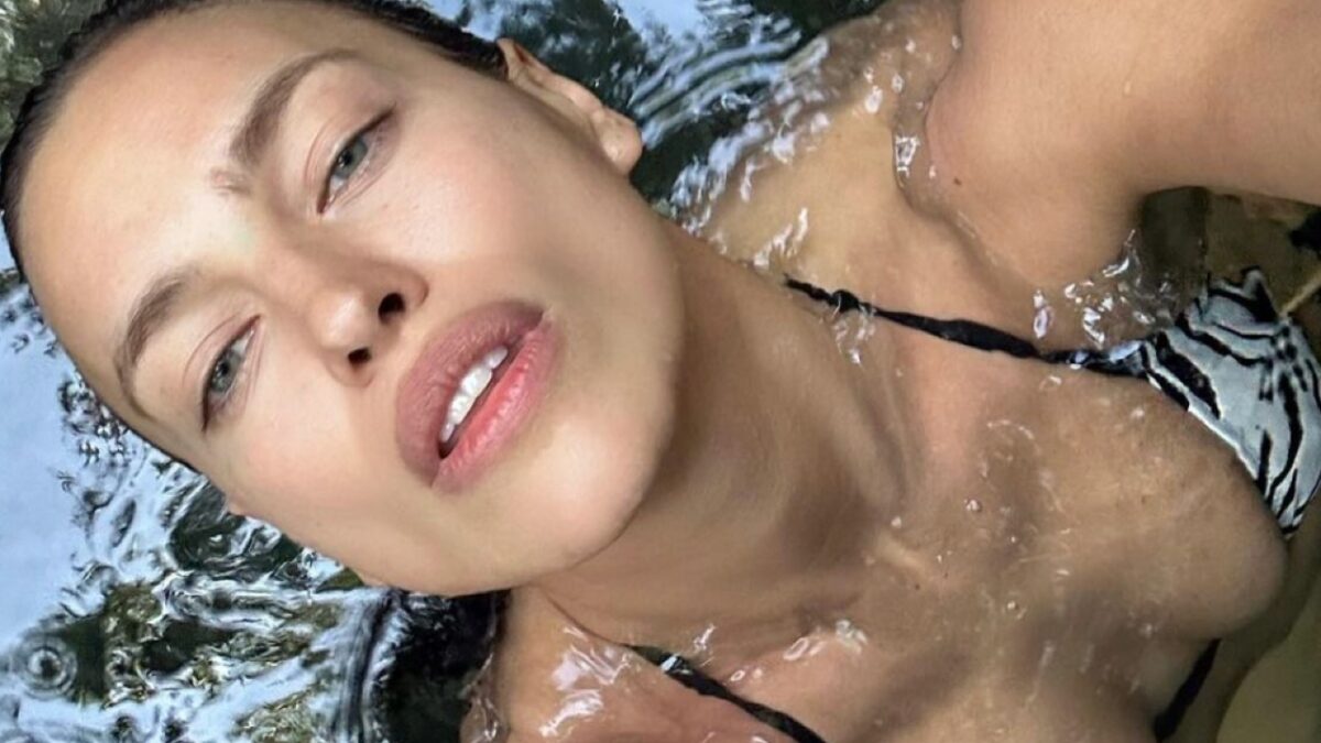 Irina Shayk posa senza veli ricoperta da costosi Swarovski: che lusso