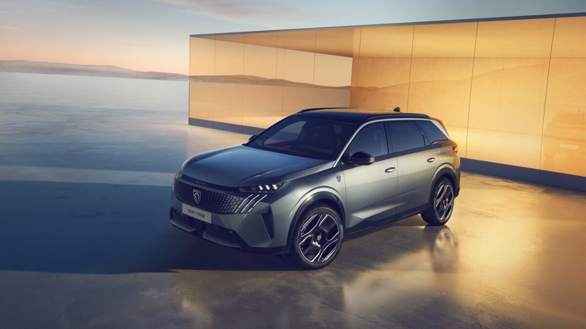 Svelato il nuovo Peugeot E-5008, un SUV maxi unico nel suo genere