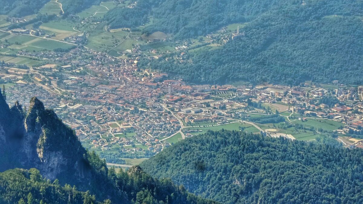 Sulle sponde del fiume Brenta sorge un borgo della Valsugana che è un vero incanto