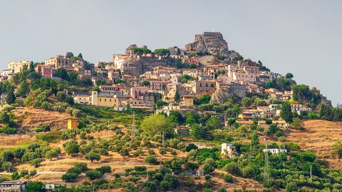 Primavera tra i borghi della Calabria ionica, piccole bellezze da visitare ora