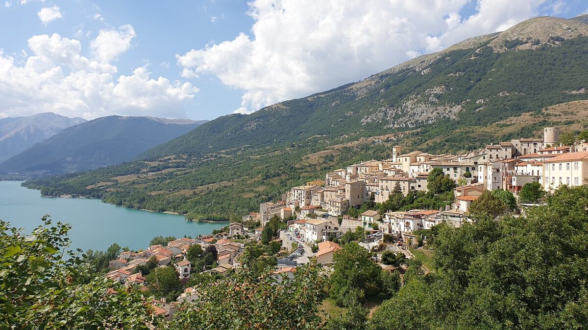 Abruzzo, gli incantevoli Borghi sul lago di Barrea da visitare subito