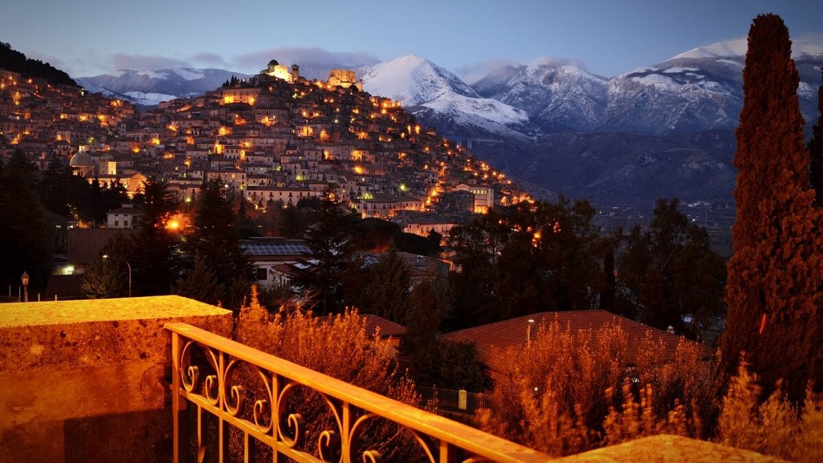 Questo borgo calabro sembra un labirinto e fa venire voglia di esplorarlo