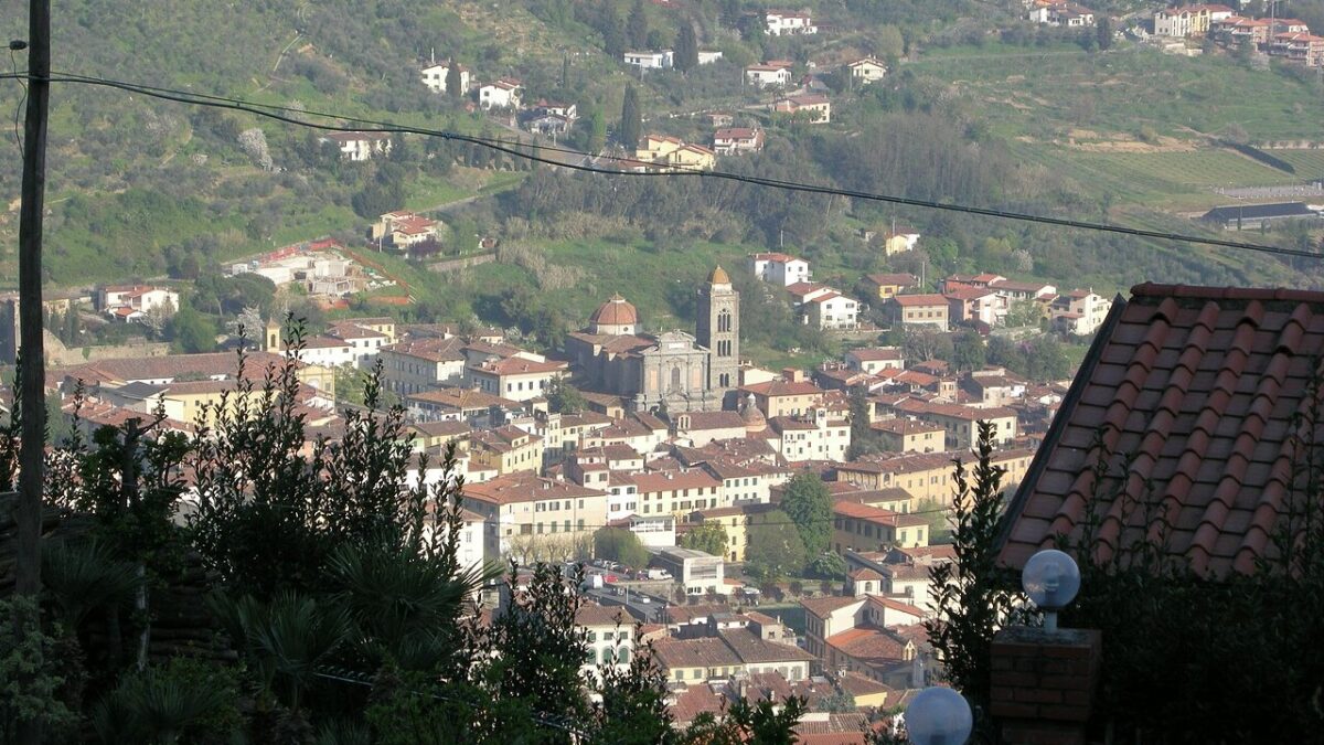 Un suggestivo Borgo Toscano tra fiori e giardini di agrumi