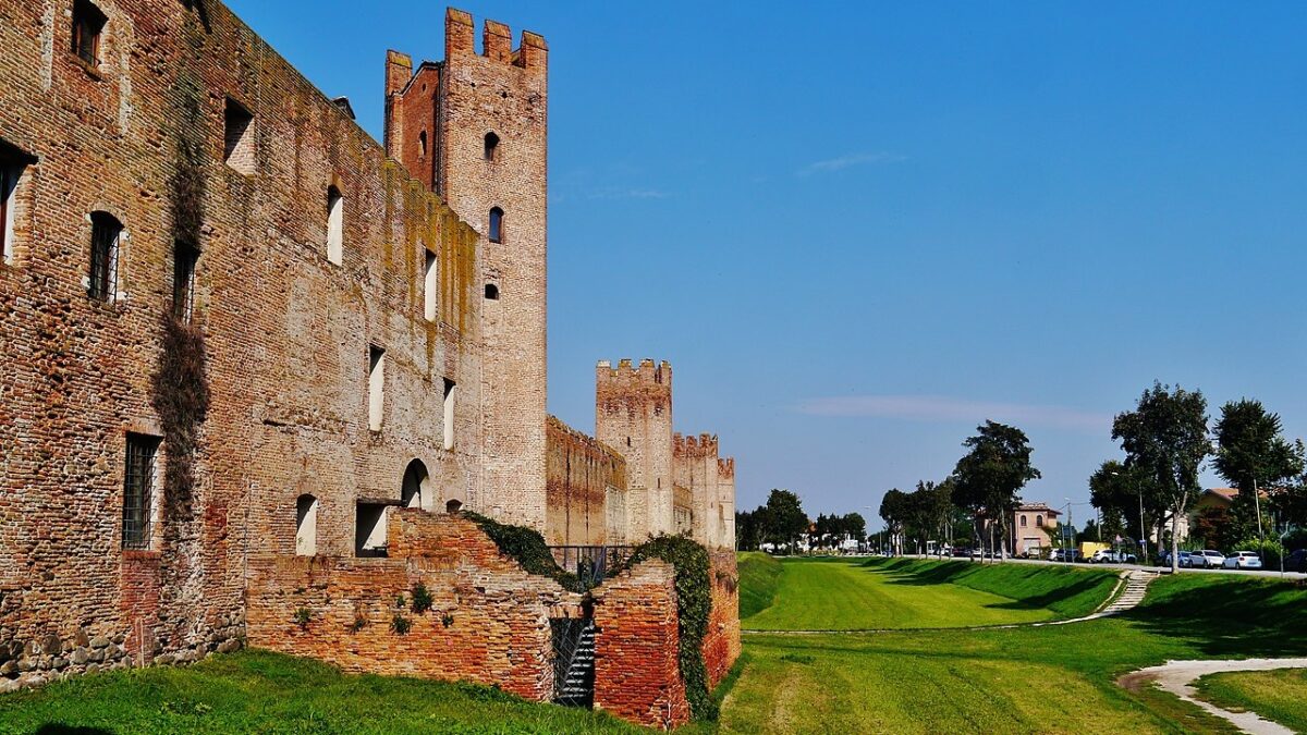 Le imponenti mura medievali di questo Borgo Veneto sono le più belle d’Europa
