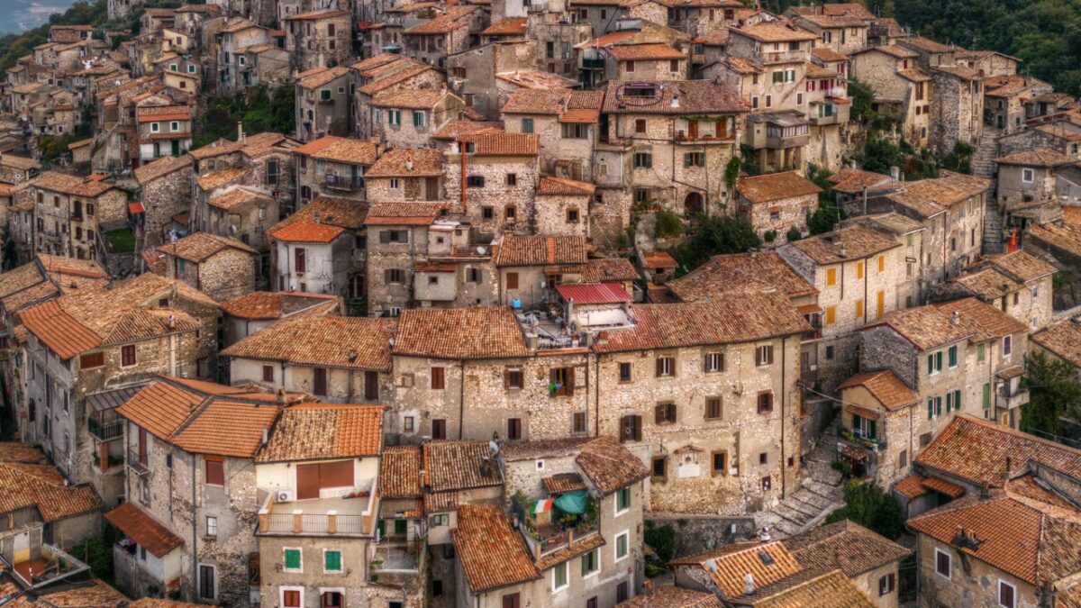 In questo Borgo vicino Roma ci si sposta solo in un modo: sapere quale ti stupirà!