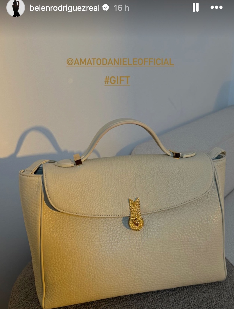 Galleria foto 'Belen Rodriguez con la bellissima Borsa alla moda, quanto costa questo modello?' - foto 1