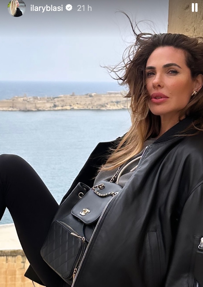 Galleria foto 'Ilary Blasi in vacanza a Malta con lo zainetto Chanel che costa un capitale!' - foto 1