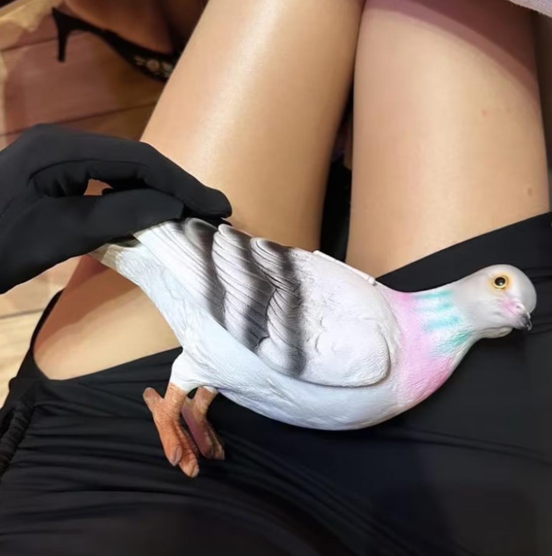 Galleria foto 'Chiara Ferragni cede al fascino della Borsa Piccione, quanto costa e da chi è firmata' - foto 1