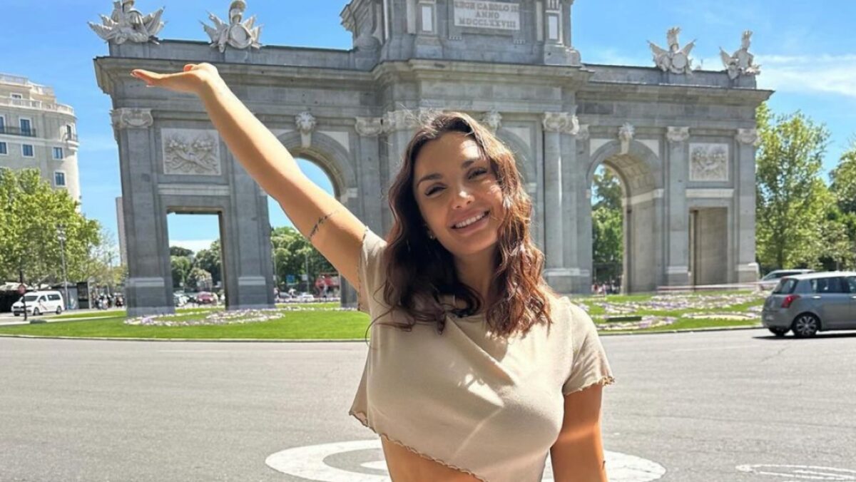 Elettra Lamborghini si gode il sole di Madrid con i Pantaloni in seta da oltre mille euro!