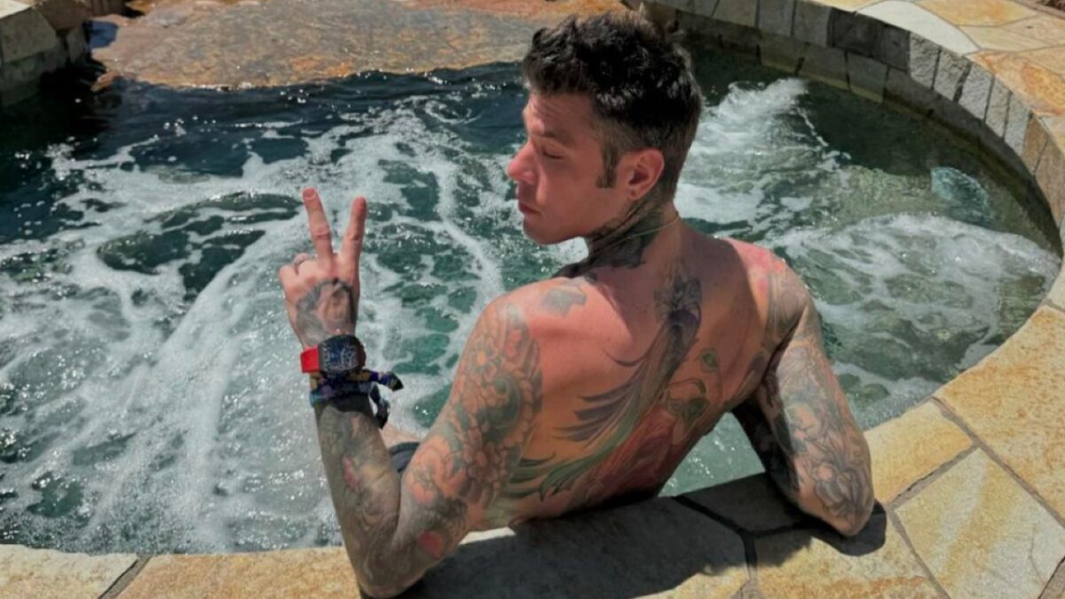 Fedez mostra il nuovo pezzo da collezione, vale quasi 2mila euro: di cosa si tratta?