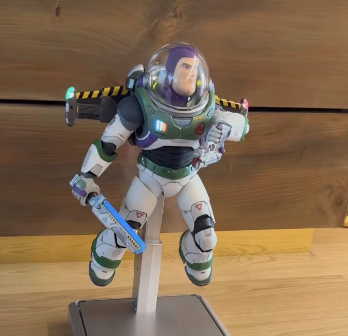 Galleria foto 'Fedez mostra il nuovo pezzo da collezione, vale quasi 2mila euro: di cosa si tratta?' - foto 1