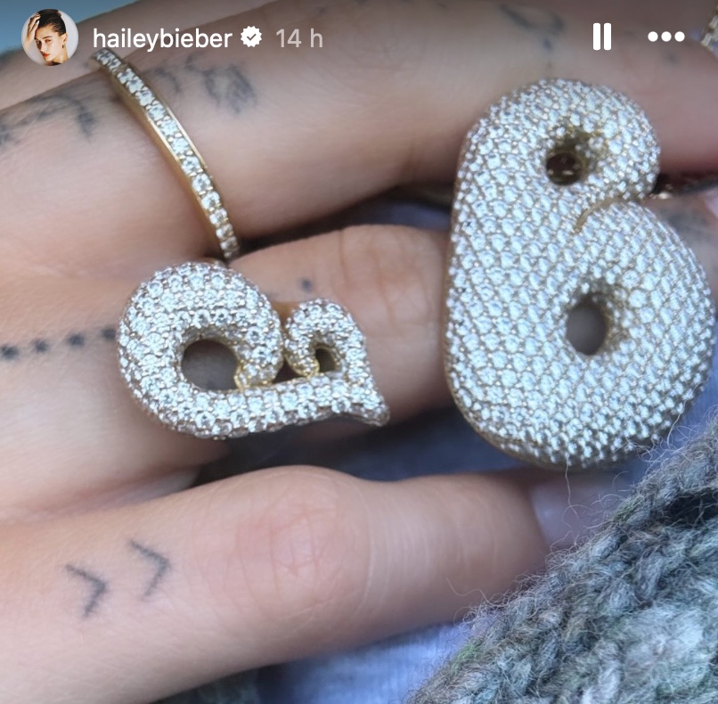 Galleria foto 'Hailey Bieber mostra gli Anelli con diamanti personalizzati: che Lusso!' - foto 1