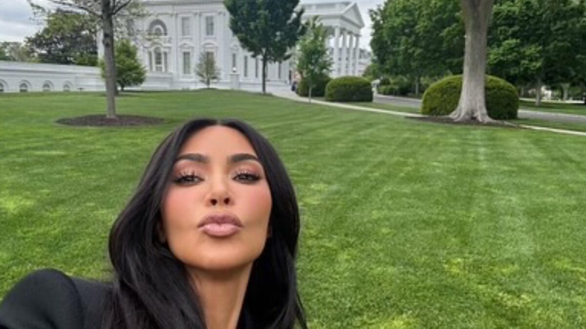 Kim Kardashian alla Casa Bianca, il selfie e l’incontro con la Vicepresidente Harris