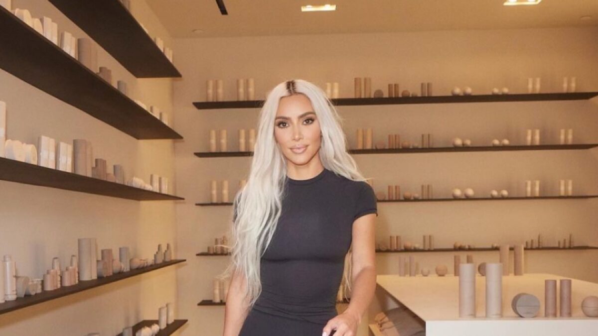 Kim Kardashian mostra la Tesla super costosa, che prezzo folle!