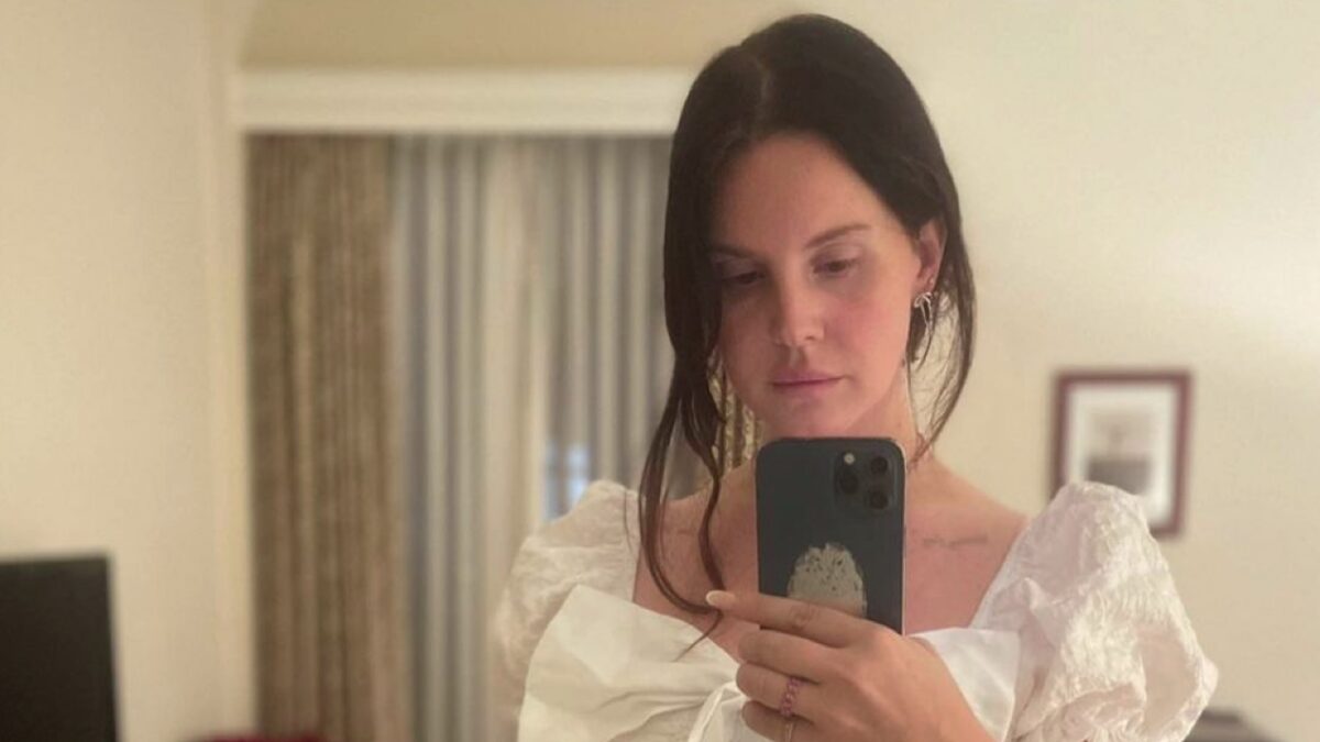 Lana Del Rey si esibisce al Coachella con il prezioso abito Dolce&Gabbana tempestato di Swarovski