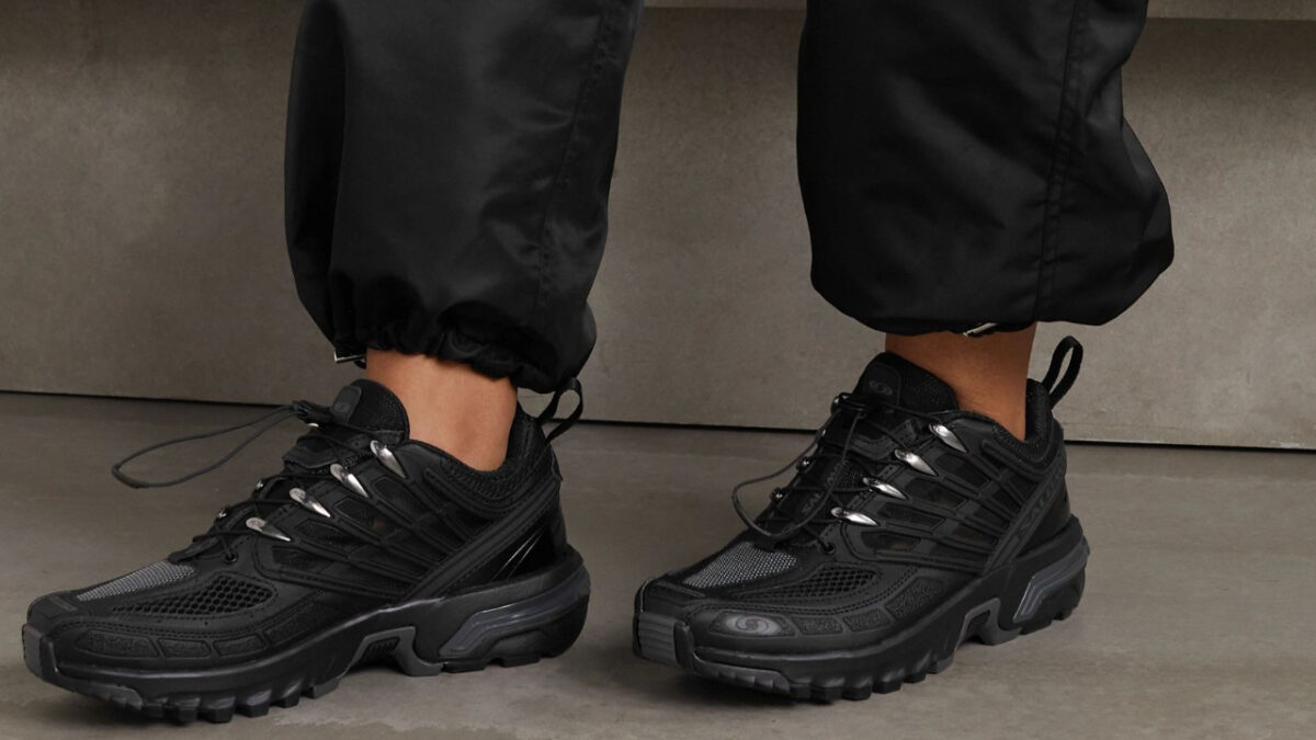 Le sneakers nere sono un must sporty glam da indossare subito!