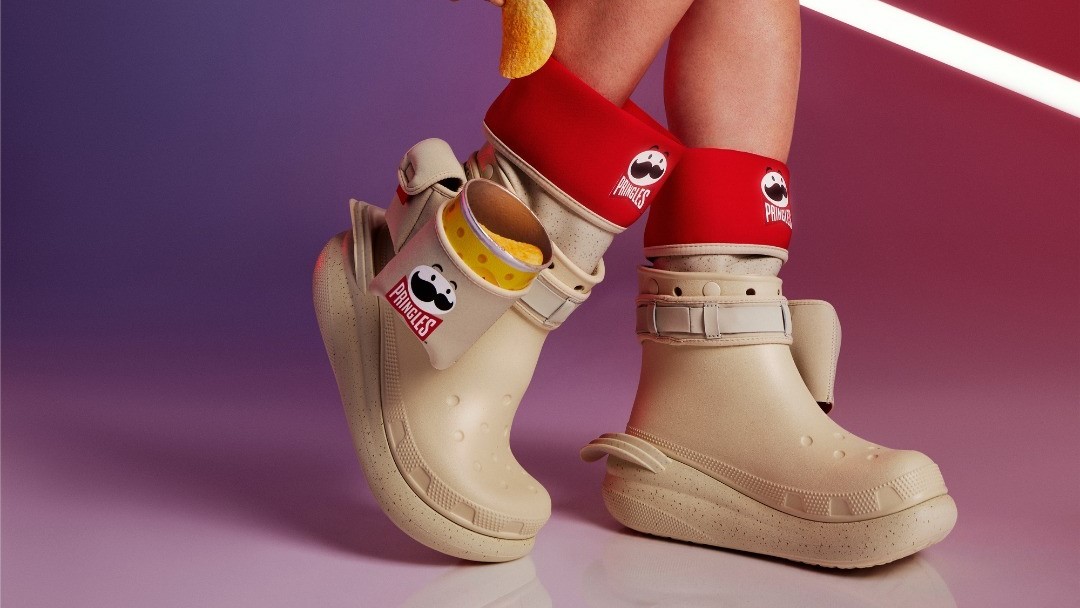 Stivali con porta patatine? Ecco l’assurda Collab tra Crocs e Pringles…