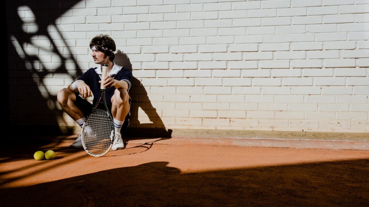 Moda Uomo, il Tenniscore fa tendenza: Polo, Sneakers e Maglioncini
