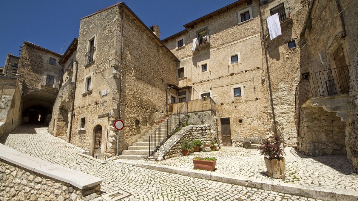 Uno splendido borgo abruzzese rinato grazie a un progetto davvero originale. È tutto vero!