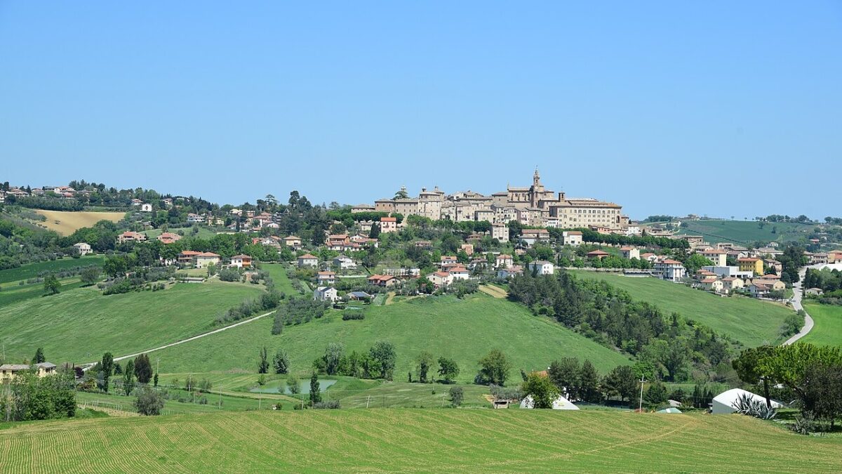 Un Borgo delle Marche con un chilometro di mura, è tra i paesi fortificati più belli d’Italia…