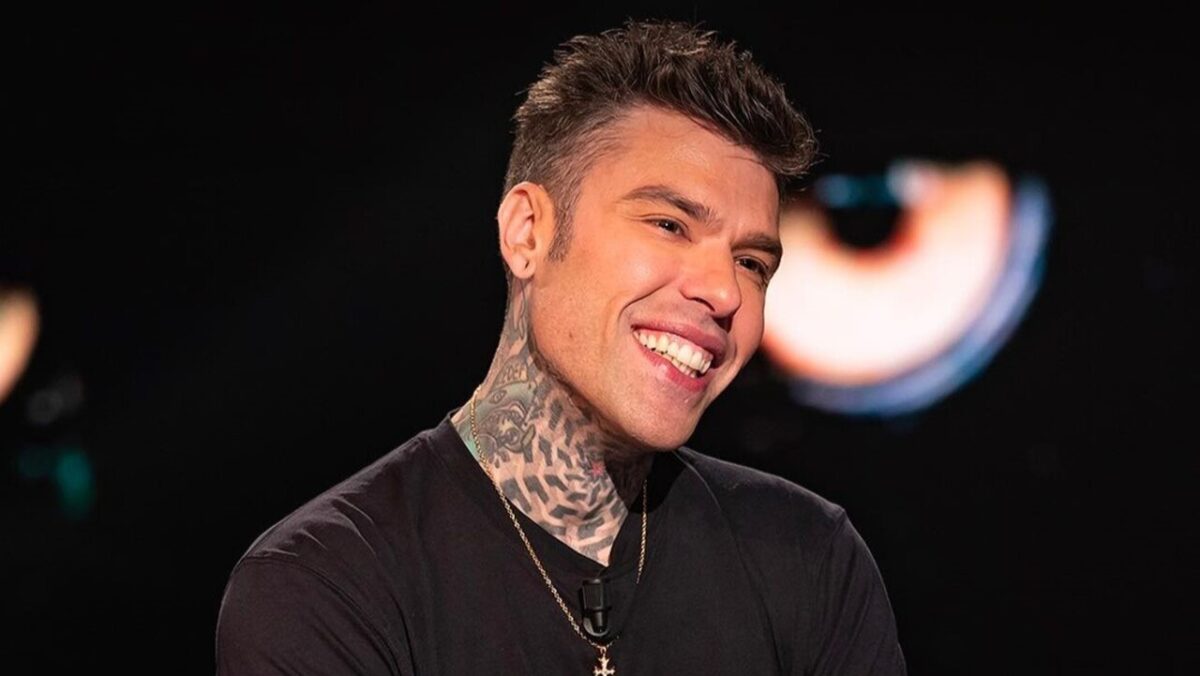 Ma l’avete visto il nuovo divano di Fedez? Ecco quanto costa…