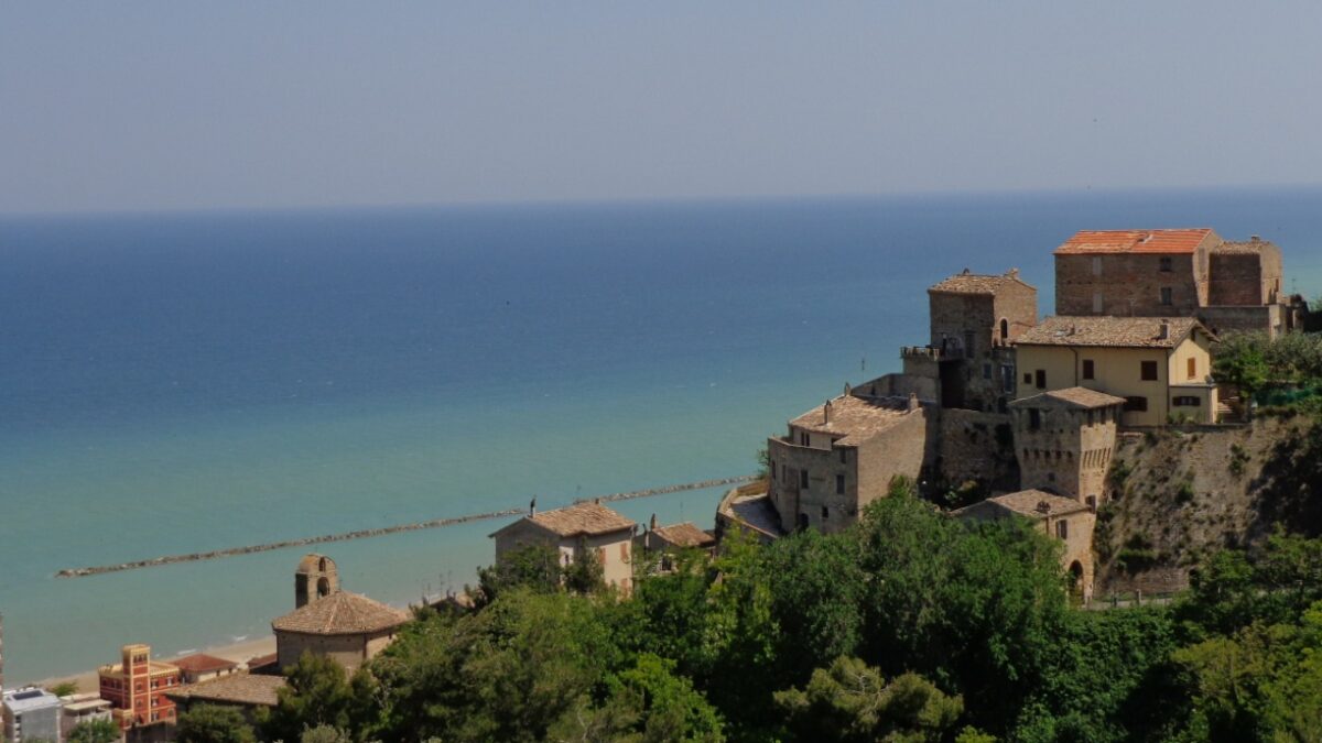 Viaggio nelle Marche tra i borghi della riviera delle palme