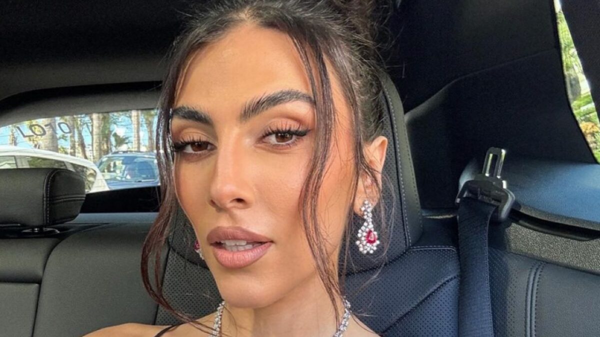 Giulia Salemi, elegantissima a Verissimo con il tailleur gessato!