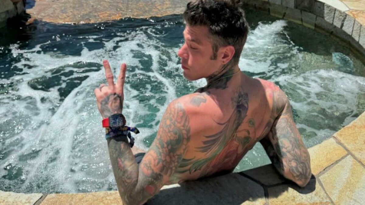 Fedez sfoggia il nuovo prezioso anello in oro e Diamanti: che lusso