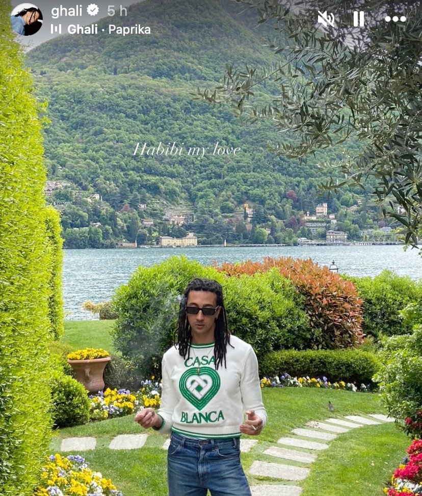 Galleria foto 'Ghali lancia il nuovo brano con un Maglione griffato che costa oltre 600 euro' - foto 1