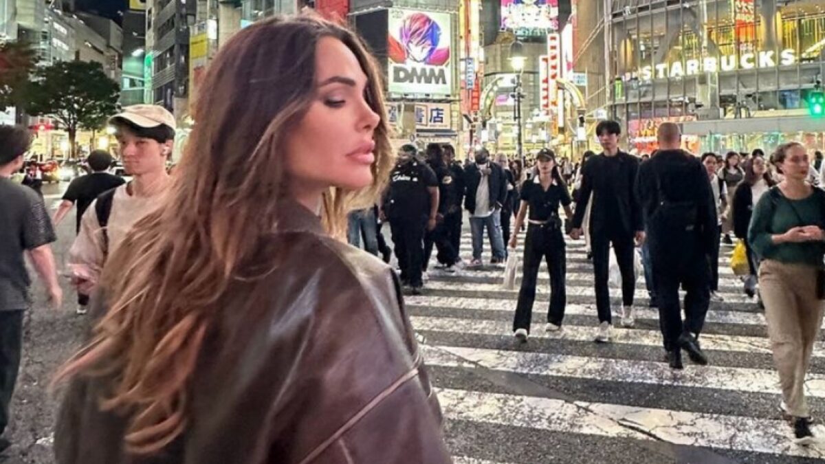 Ilary Blasi si dedica allo shopping di lusso e scova il costoso accessorio Chanel (FOTO)