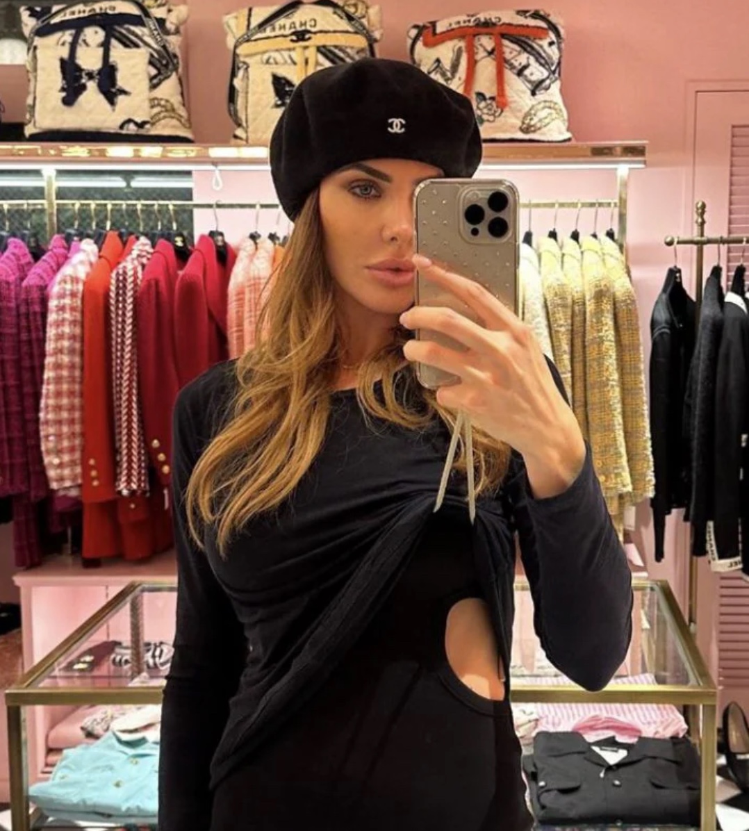 Galleria foto 'Ilary Blasi si dedica allo shopping di lusso e scova il costoso accessorio Chanel (FOTO)' - foto 1