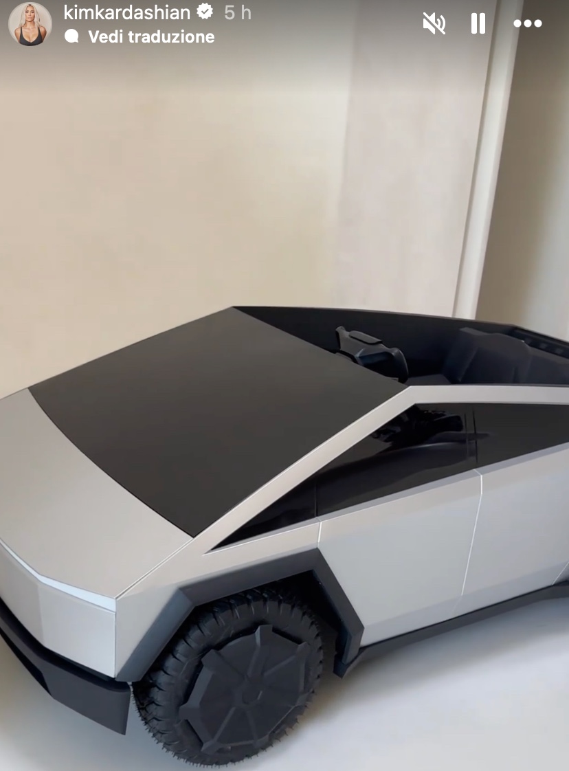 Galleria foto 'Kris Jenner regala una mini Tesla al nipote, regalo deluxe per il figlio di Kim Kardashian!' - foto 2