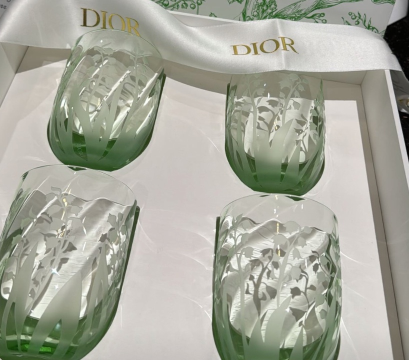 Galleria foto 'Kris Jenner, i preziosi bicchieri firmati Dior valgono oltre mille euro!' - foto 1