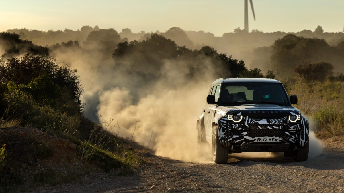 Un nuovo Land Rover Defender sta per arrivare e sarà super. Ecco cosa sappiamo…
