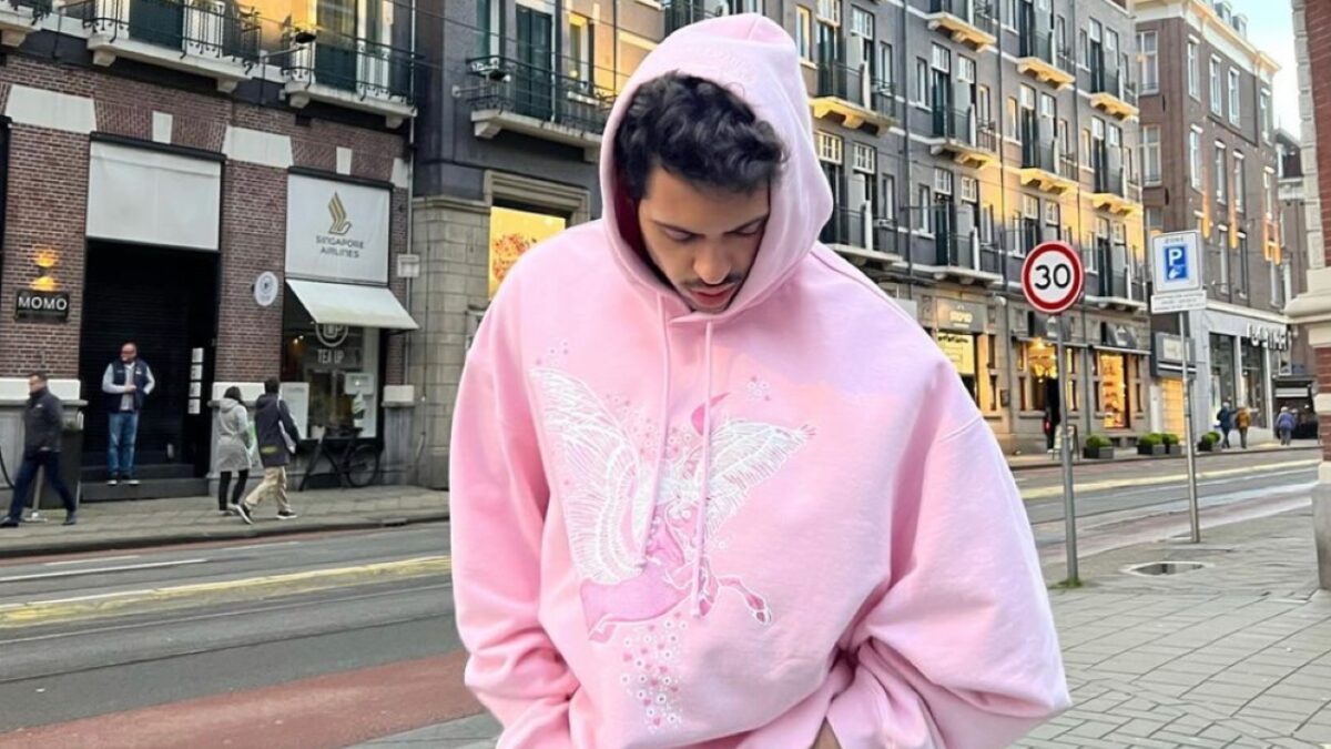 Mahmood sul palco dei David di Donatello con le scarpe Balenciaga tempestate di cristalli, che lusso