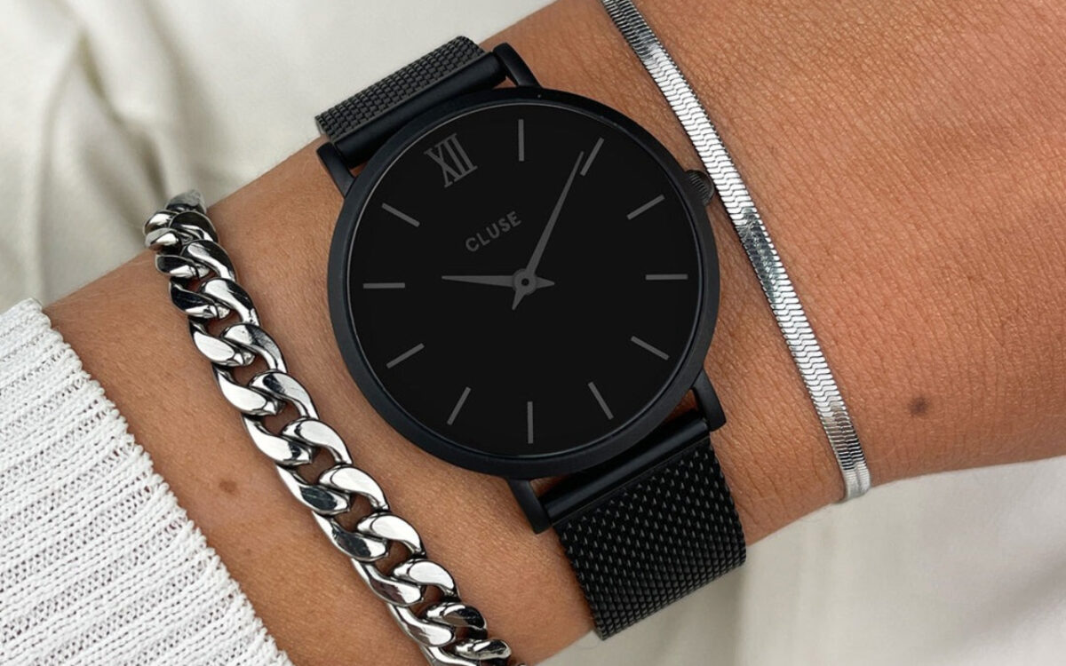 Gli orologi neri sono un evergreen dal design elegante e sofisticato