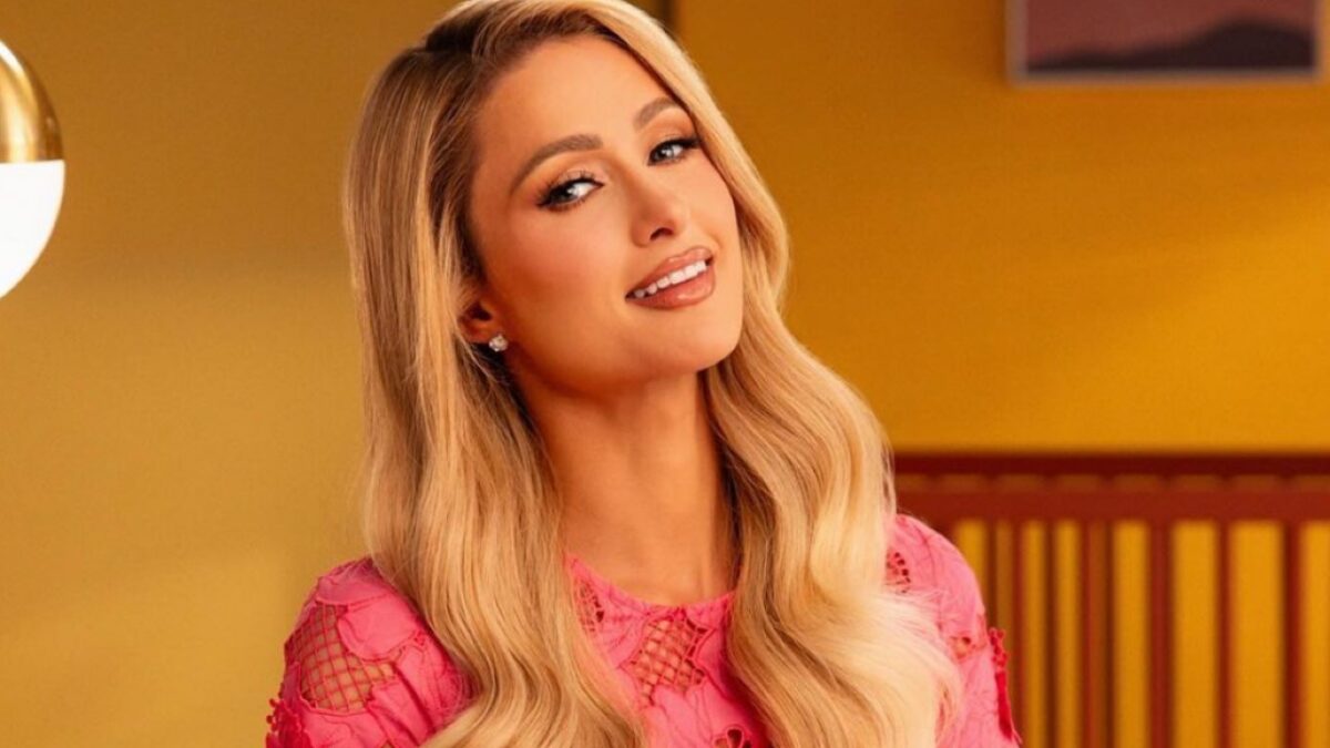 Paris Hilton in vacanza con i Figli, spunta la Borraccia tempestata di Swarovski: che lusso!