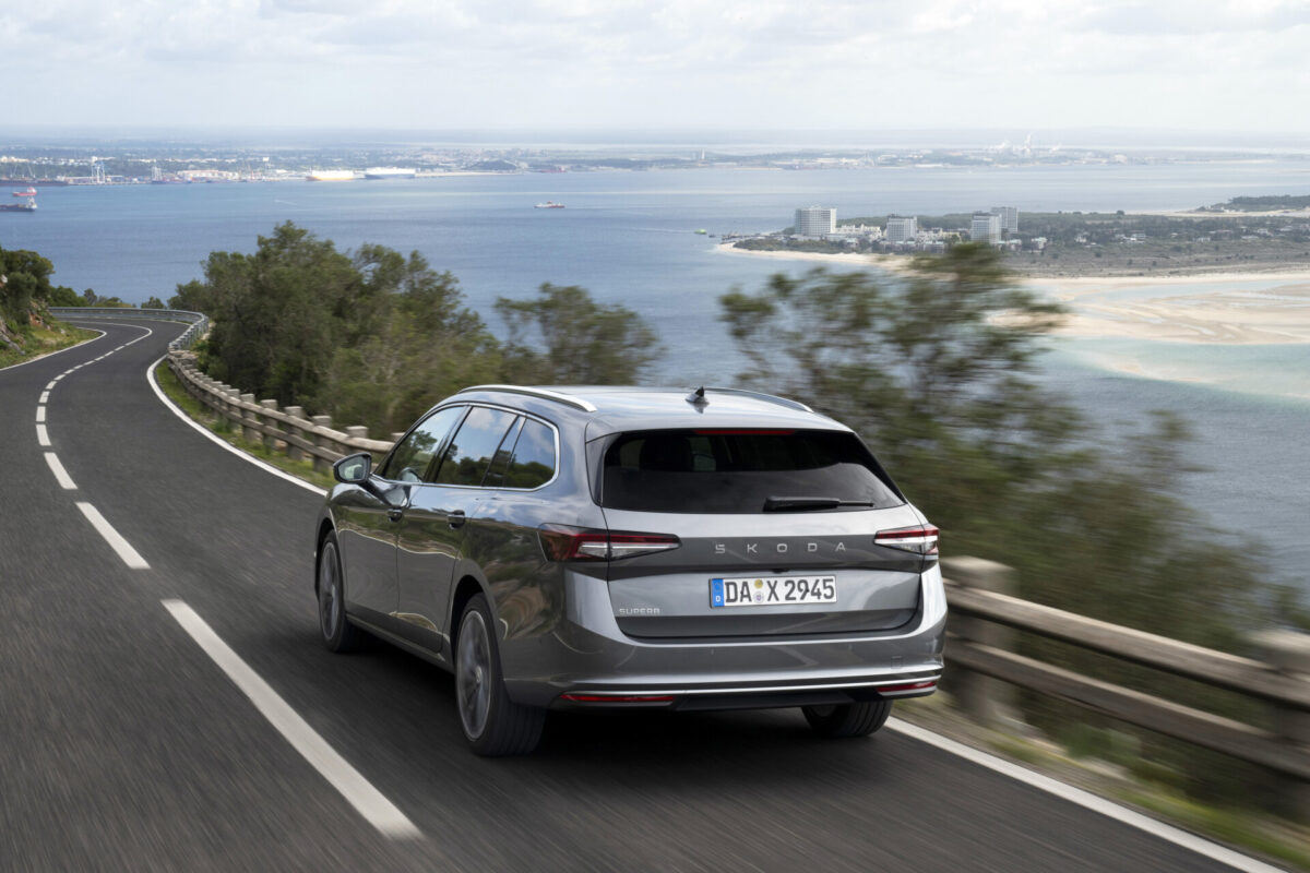 Galleria foto 'Skoda Superb vs Mercedes Benz Classe E: la Sfida delle Station Wagon di Lusso' - foto 2