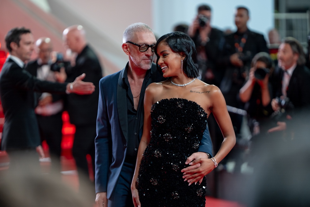 Galleria foto 'Cannes 2024, Vincent Cassel sul red carpet con la nuova fidanzata (ricoperta di diamanti)' - foto 1