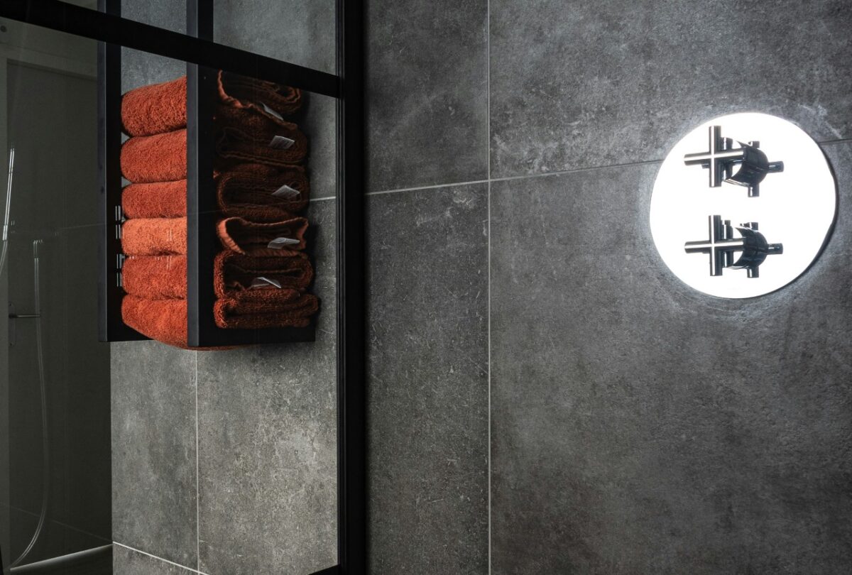 Galleria foto 'Sogni un Bagno Nero o con tonalità scure? Ecco pro e contro…' - foto 3