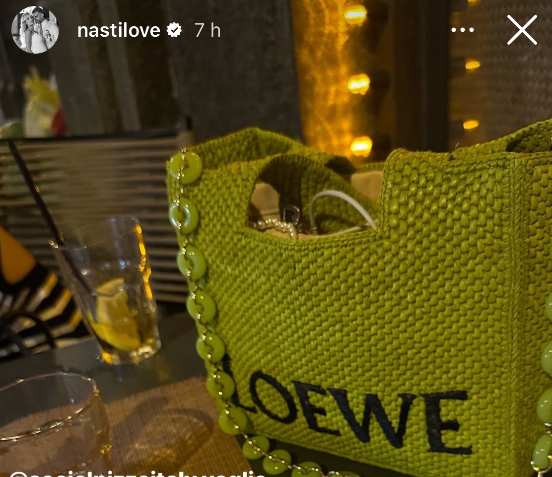 Galleria foto 'Chiara Nasti, la borsa in paglia è griffata: chi la firma e quanto costa!' - foto 1