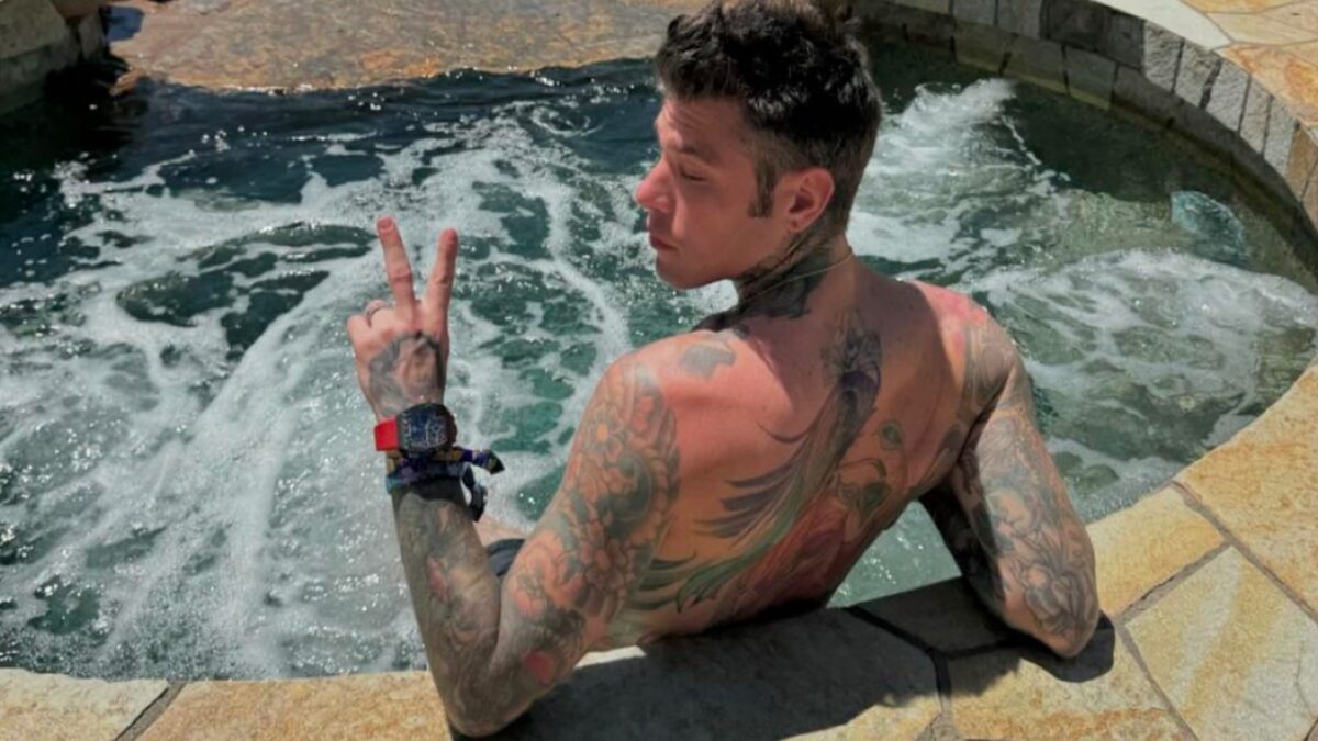 Fedez a bordo della costosa Rolls-Royce, che lusso!