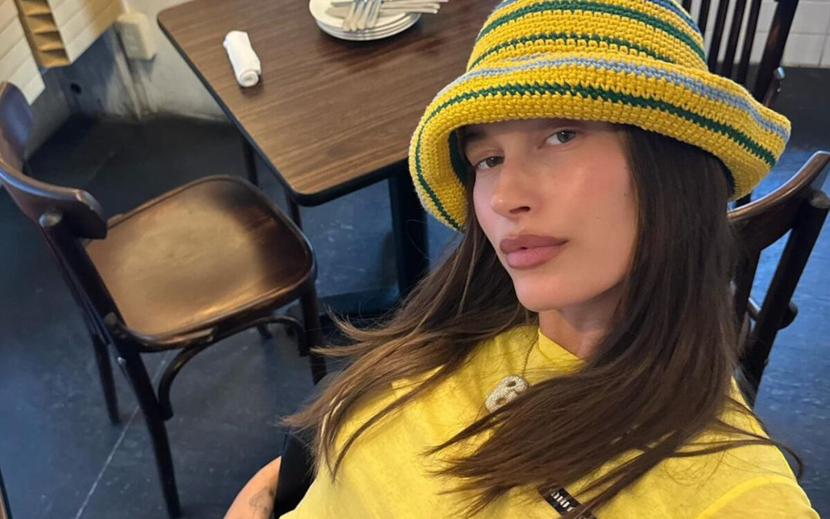 Come vestirsi in gravidanza? Ce lo insegna Hailey Bieber!