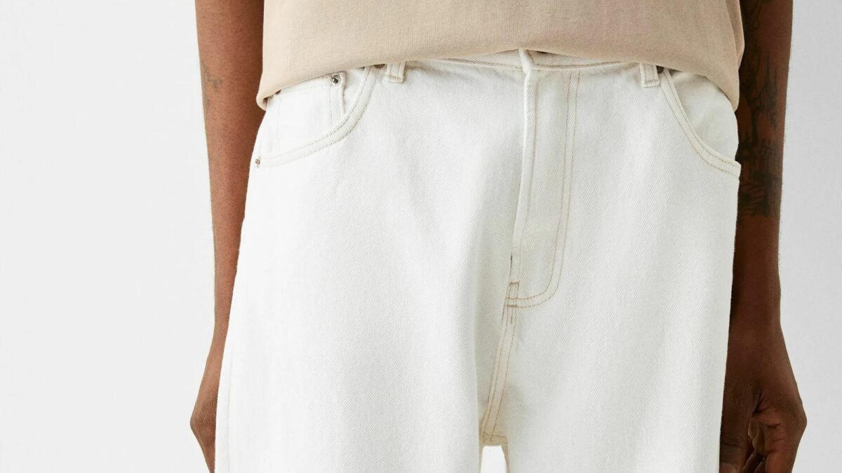 Il Trend Uomo per l’Estate? I Jeans Bianchi, qui le proposte più cool…