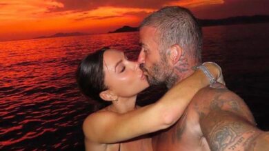 David e Victoria Beckham, stesso Outfit e stessa Foto per i 25 anni di matrimonio!