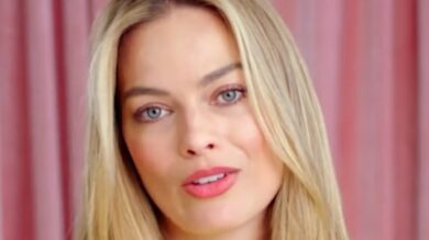 Margot Robbie sfoggia il pancione col Look premaman black & white!